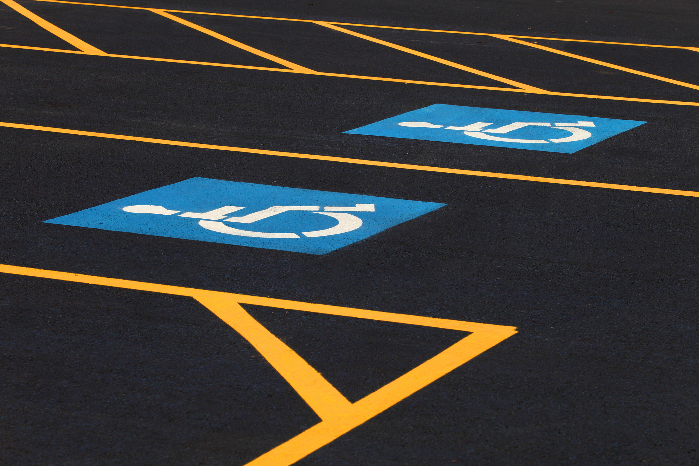 Parking marking. Текстура асфальта бесшовная. Line striping. Parking line Mark. Баскетбольная площадка вид сверху белыми линиями на черном фоне.