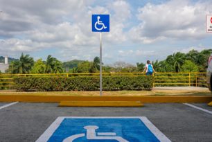 Sonderzeichen Behindertenparkplatz markieren